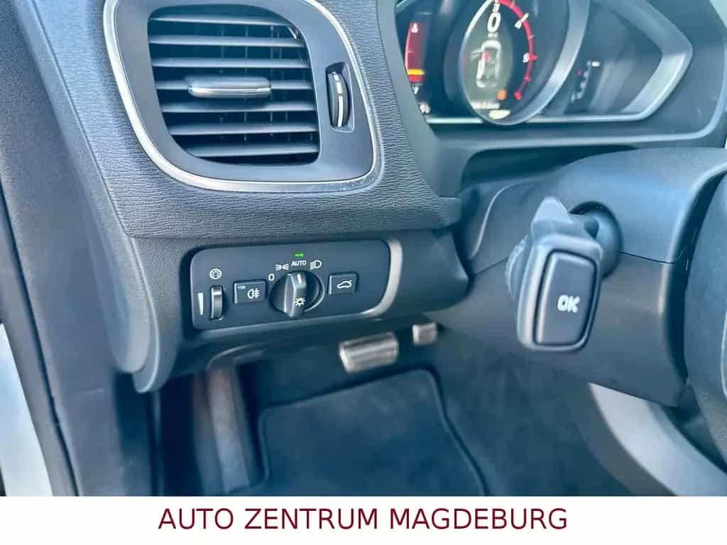 Volvo V40 Momentum *NAVI*KAMERA*LED*TOTEWINKEL*SPURH* 07/2016-photo-14