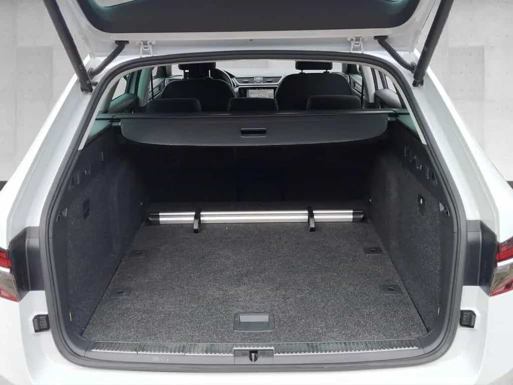 Skoda Superb Combi 2.0 TDI Style 4x4 DSG 360°*ACC*AHK 02/2023-photo-16
