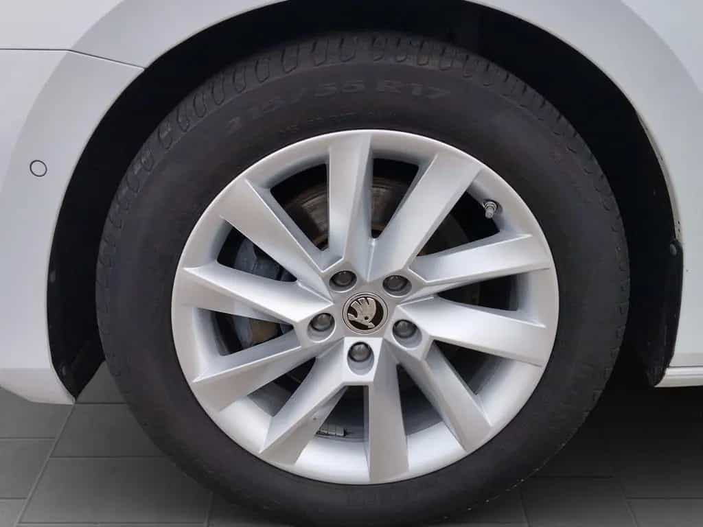 Skoda Superb Combi 2.0 TDI Style 4x4 DSG 360°*ACC*AHK 02/2023-photo-18