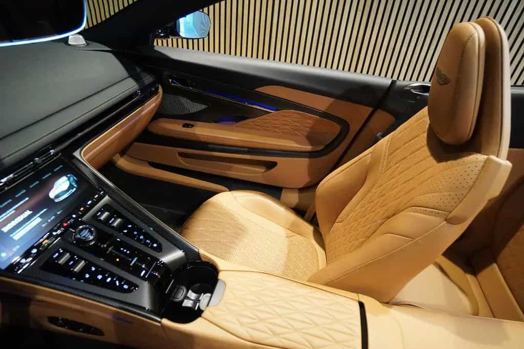 Aston Martin DB12 4.0 V8 Volante*B&W* UPE 299 T€ * 05/2024-photo-7