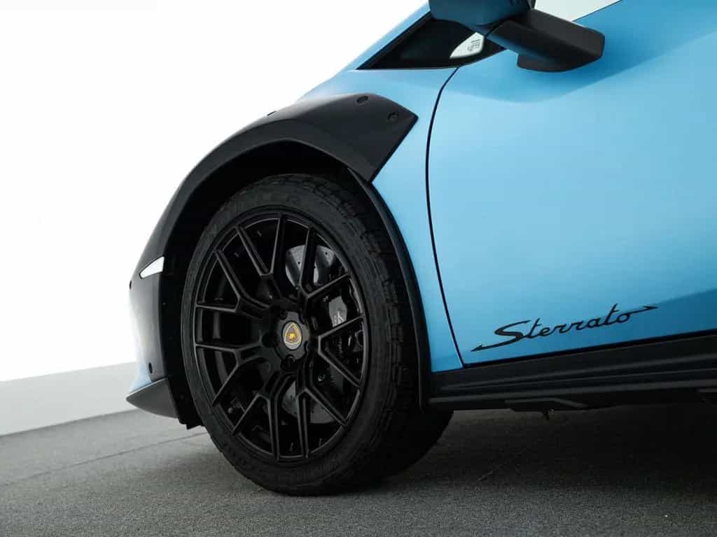 Lamborghini Huracán Sterrato I Blu Arione I Black roof 04/2024-photo-8