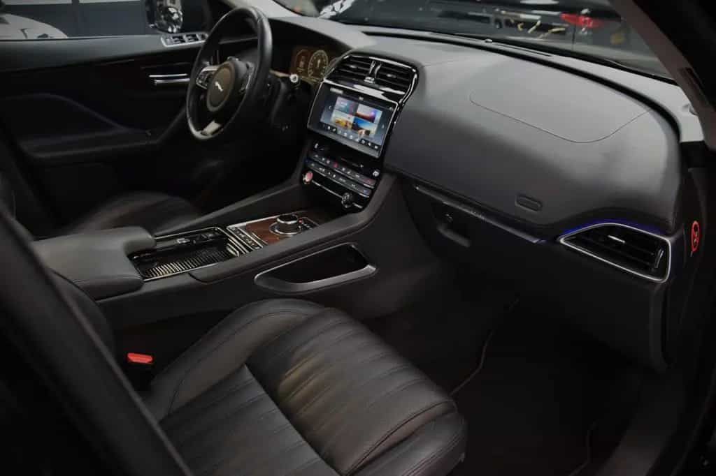 Jaguar F-Pace 35t AWD V6 Prestige Autom Panoramadach 04/2017-photo-28