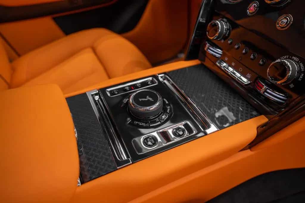 Rolls-Royce Cullinan BLACK BADGE 2026 BLACK/ORANGE 4 SEATS 03/2026-photo-27