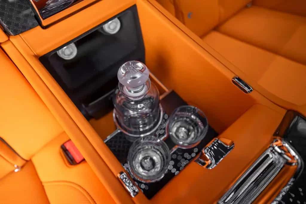 Rolls-Royce Cullinan BLACK BADGE 2026 BLACK/ORANGE 4 SEATS 03/2026-photo-31