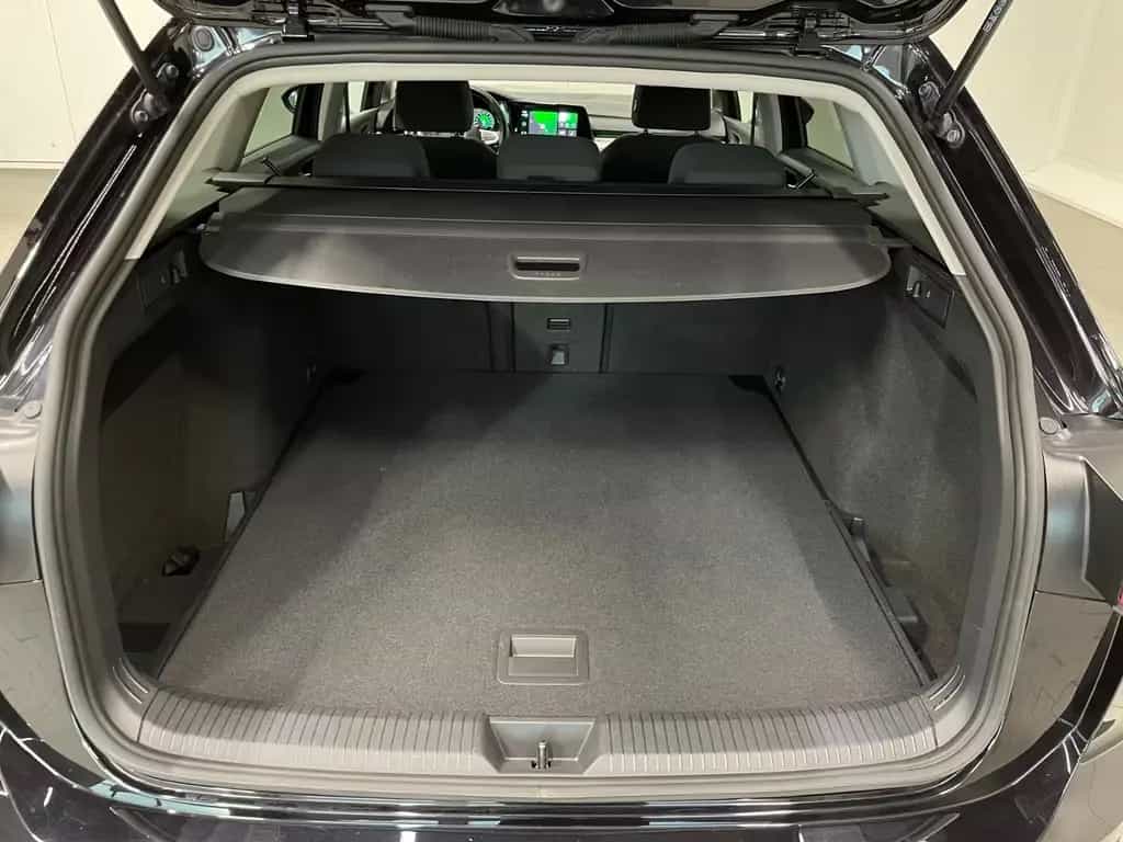 Volkswagen Golf VIII Variant Life 1.0 eTSI DSG RFK NAVI TRA 10/2022-photo-4