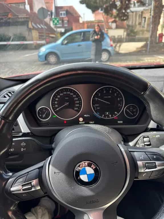 BMW 3 Series 318i - 10/2018-photo-11