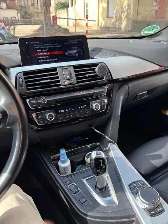 BMW 3 Series 318i - 10/2018-photo-12