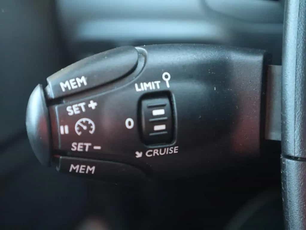 Citroën C3 1.2 12V e-THP Shine Navi Sitzheizung Kamera 03/2020-photo-24