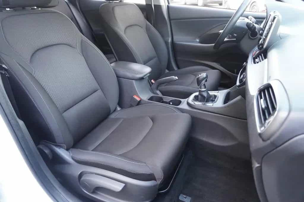 Hyundai i30 Fastback Kamera Sitzheizung Navi TV Tempomat 08/2020-photo-11