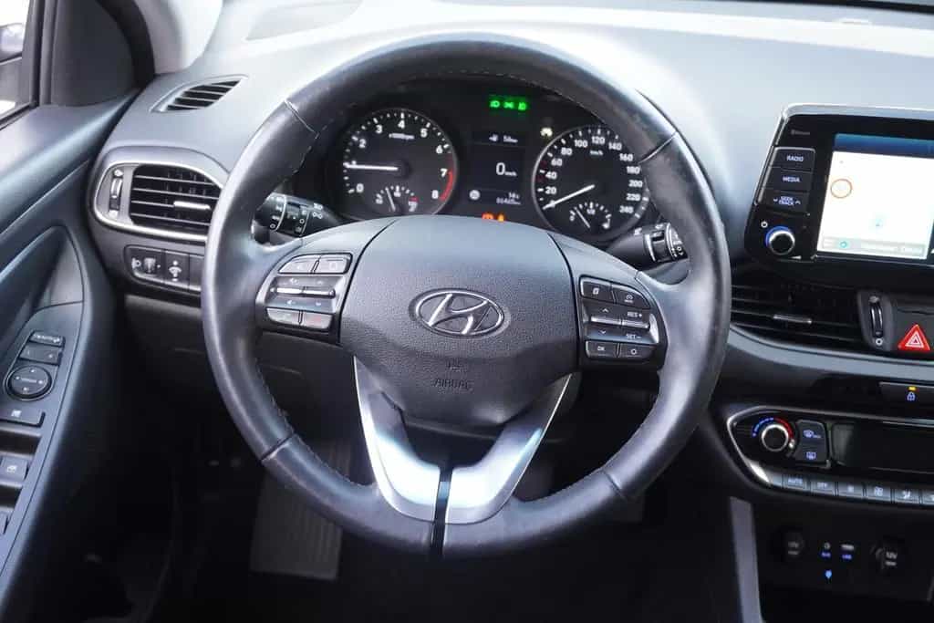 Hyundai i30 Fastback Kamera Sitzheizung Navi TV Tempomat 08/2020-photo-13