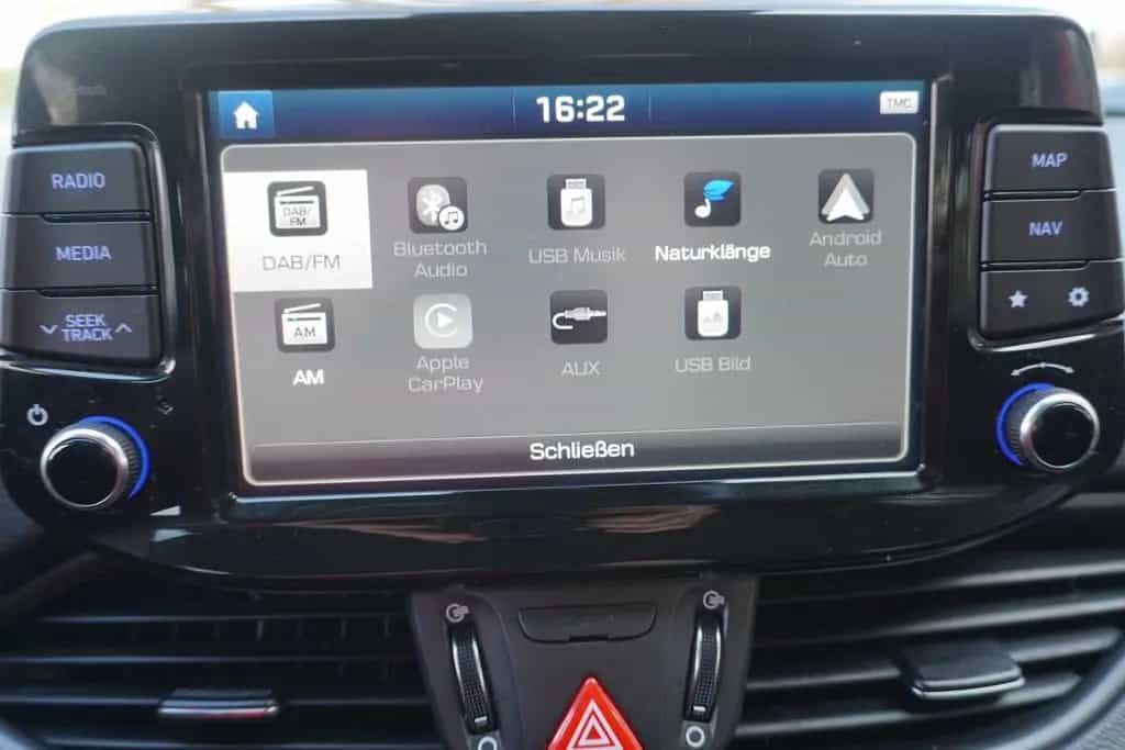 Hyundai i30 Fastback Kamera Sitzheizung Navi TV Tempomat 08/2020-photo-16