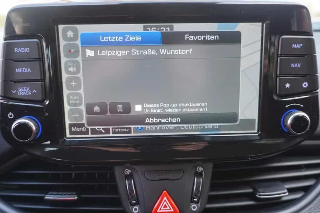 Hyundai i30 Fastback Kamera Sitzheizung Navi TV Tempomat 08/2020-photo-17