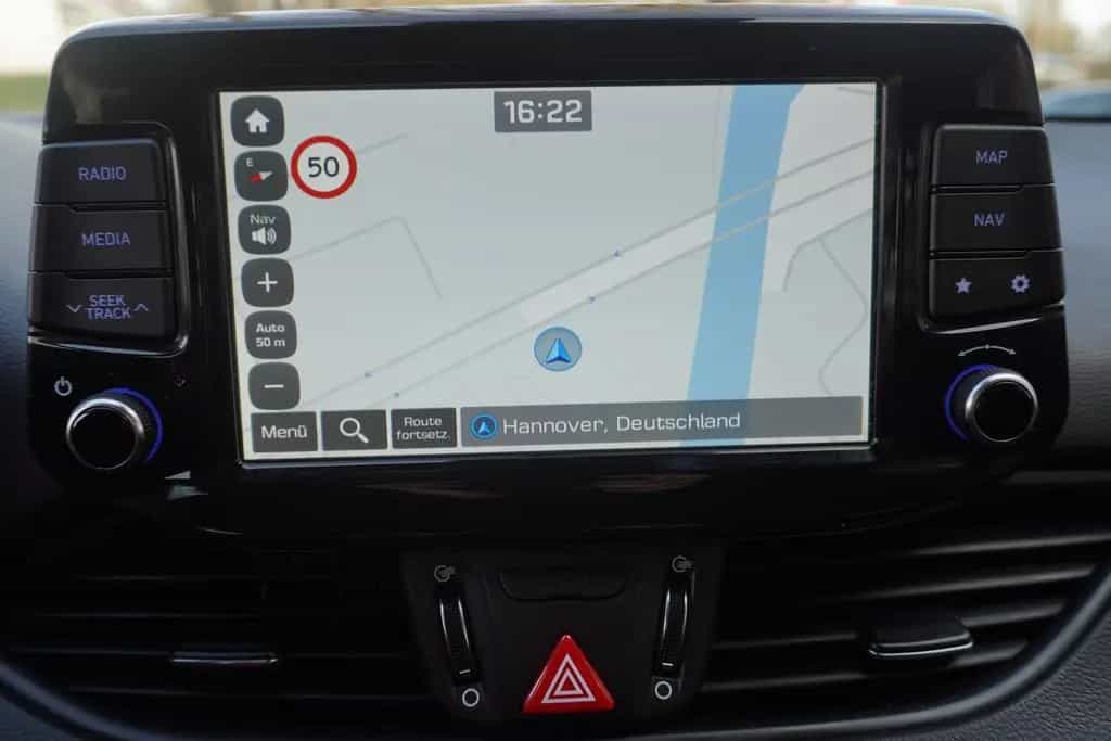 Hyundai i30 Fastback Kamera Sitzheizung Navi TV Tempomat 08/2020-photo-18