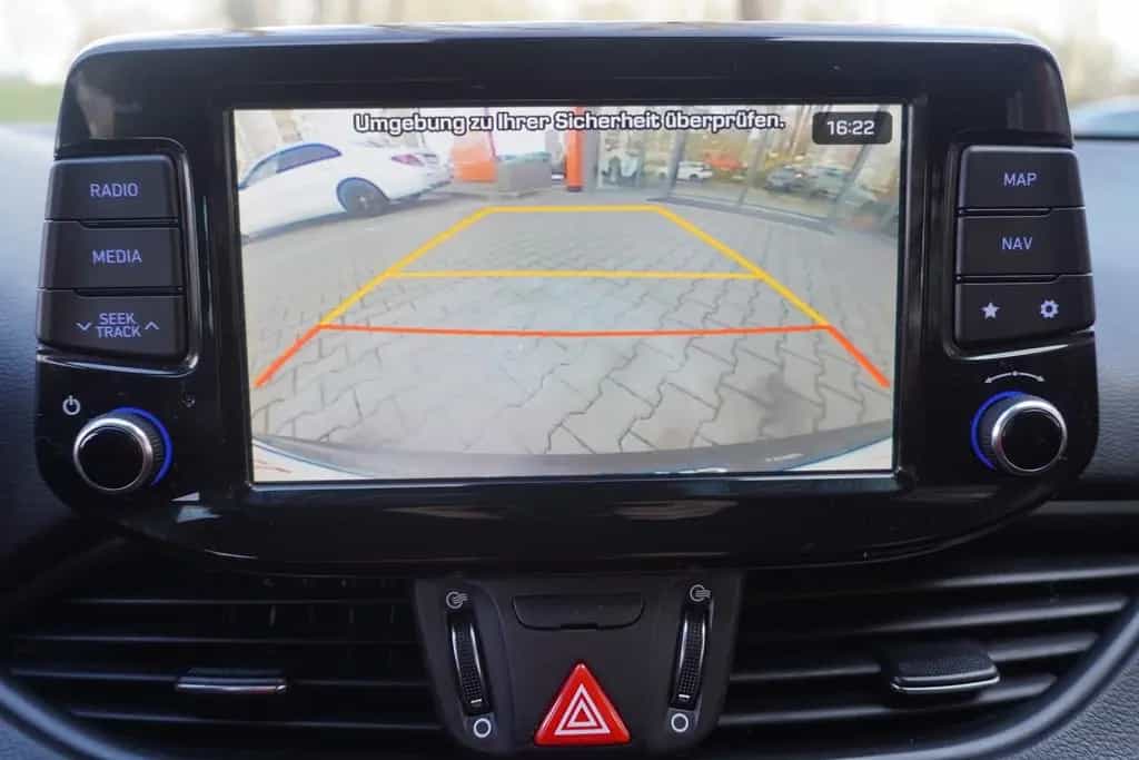 Hyundai i30 Fastback Kamera Sitzheizung Navi TV Tempomat 08/2020-photo-19