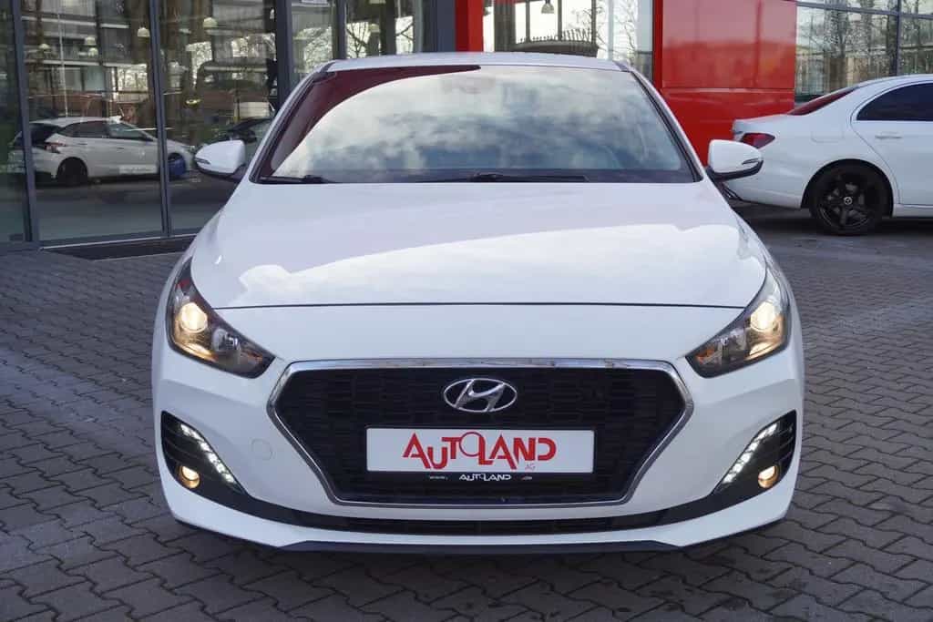 Hyundai i30 Fastback Kamera Sitzheizung Navi TV Tempomat 08/2020-photo-2