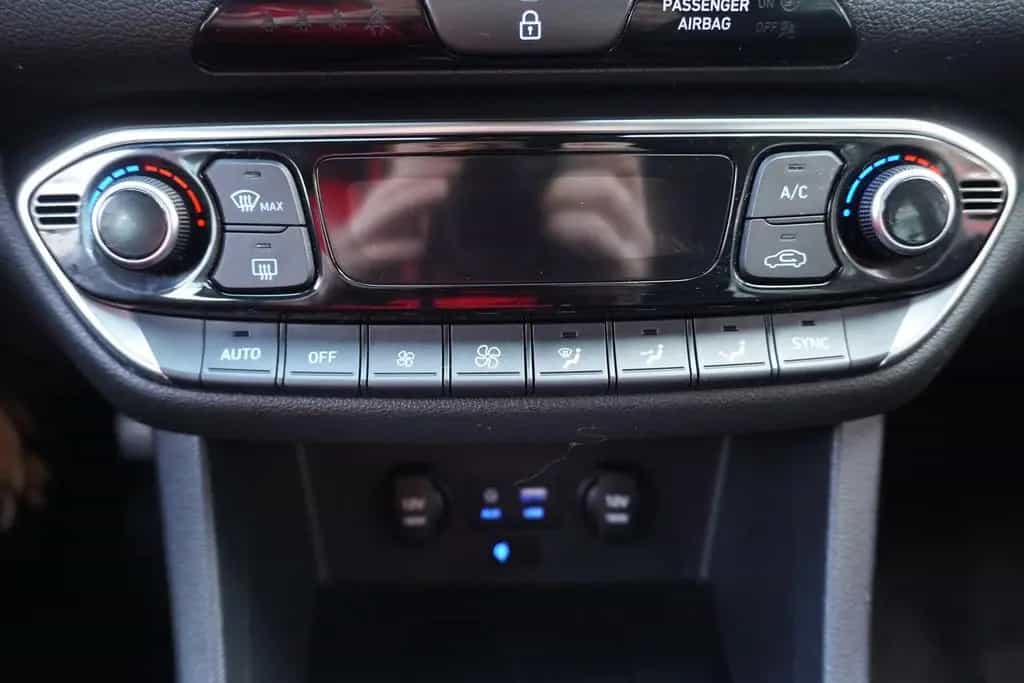 Hyundai i30 Fastback Kamera Sitzheizung Navi TV Tempomat 08/2020-photo-20