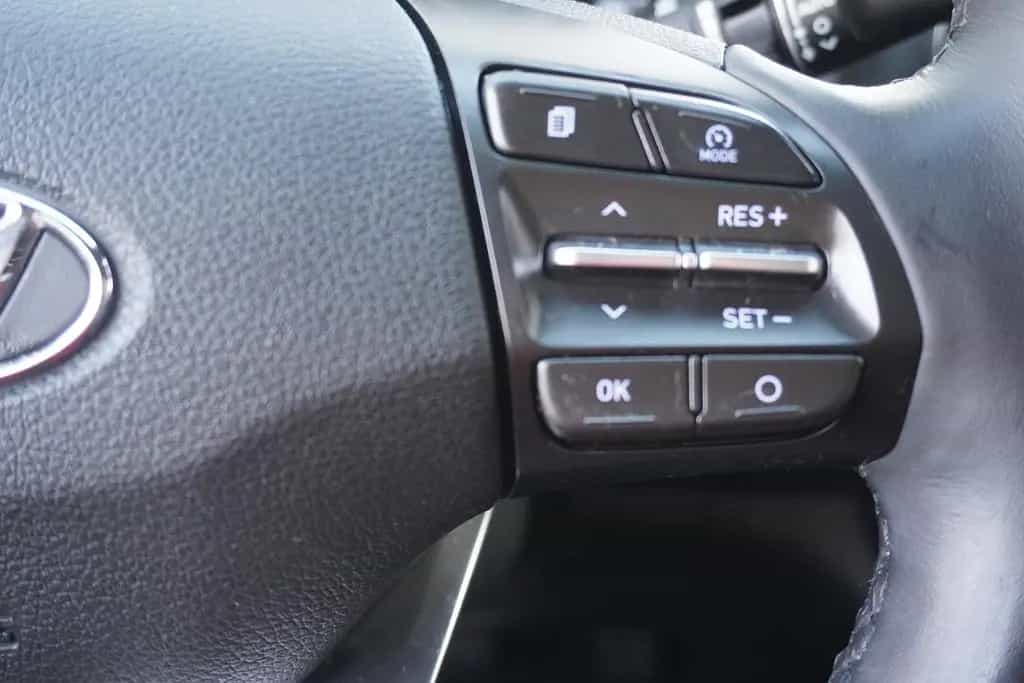 Hyundai i30 Fastback Kamera Sitzheizung Navi TV Tempomat 08/2020-photo-23