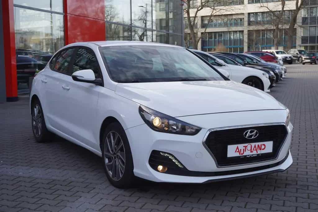Hyundai i30 Fastback Kamera Sitzheizung Navi TV Tempomat 08/2020-photo-3