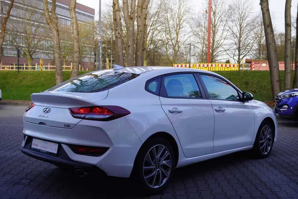 Hyundai i30 Fastback Kamera Sitzheizung Navi TV Tempomat 08/2020-photo-5