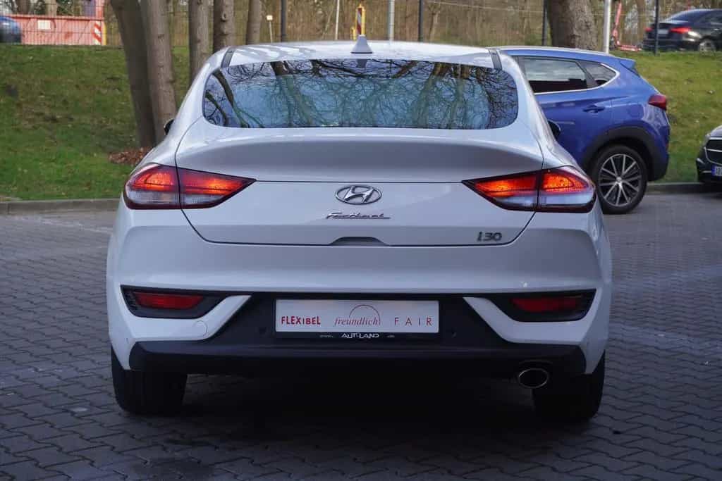 Hyundai i30 Fastback Kamera Sitzheizung Navi TV Tempomat 08/2020-photo-6