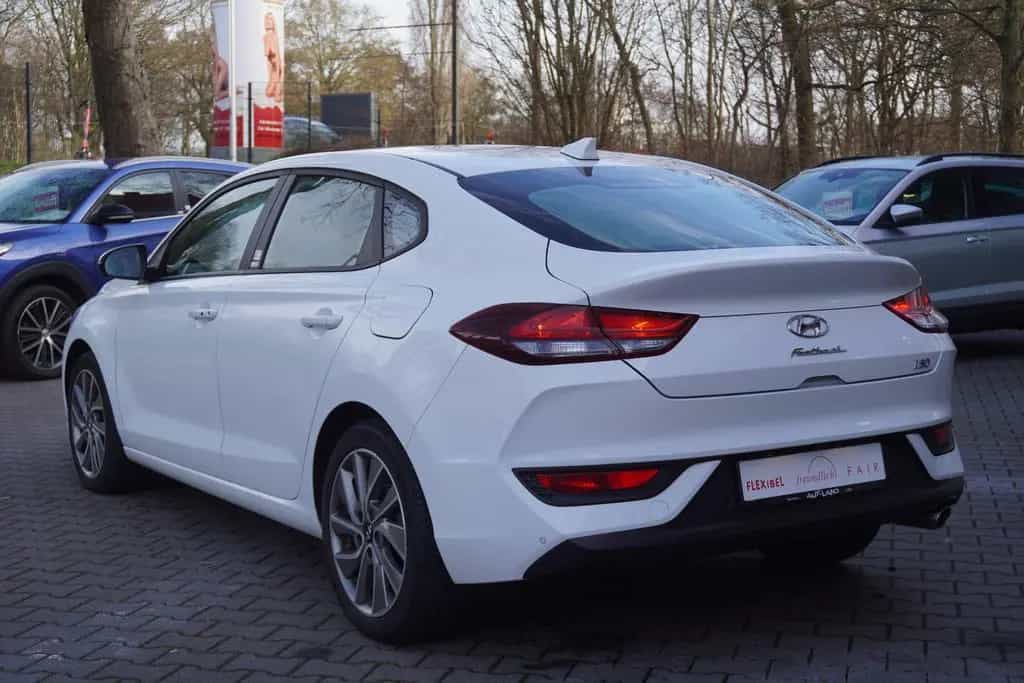 Hyundai i30 Fastback Kamera Sitzheizung Navi TV Tempomat 08/2020-photo-7