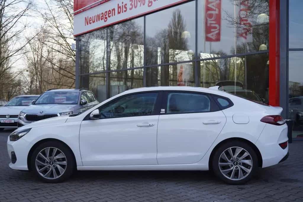Hyundai i30 Fastback Kamera Sitzheizung Navi TV Tempomat 08/2020-photo-8