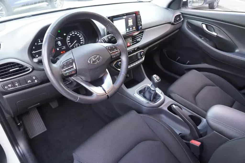 Hyundai i30 Fastback Kamera Sitzheizung Navi TV Tempomat 08/2020-photo-9