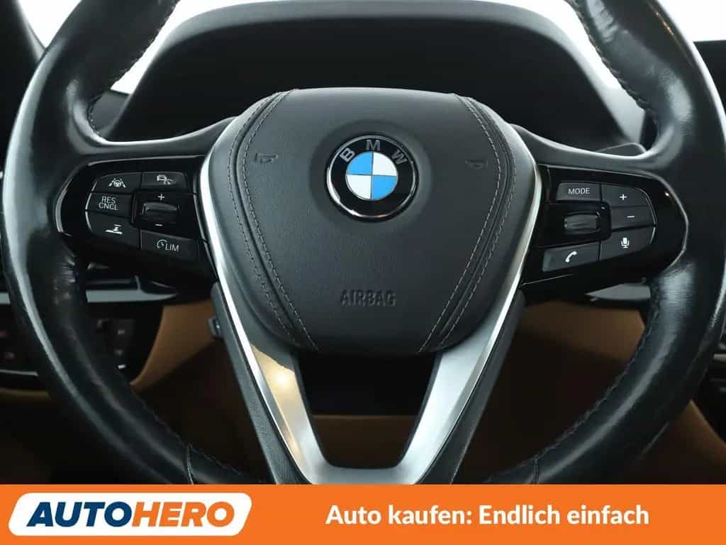BMW 530 5er 530d xDrive Luxury Line Aut.*NAVI*ACC*PDC* 09/2017-photo-18
