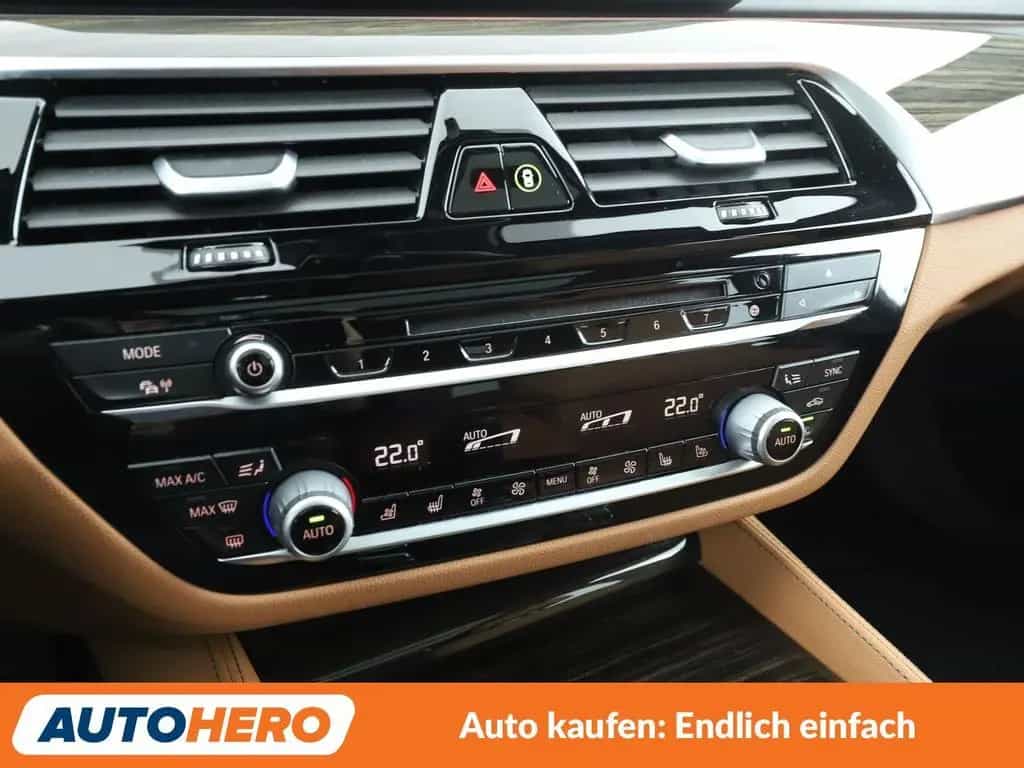 BMW 530 5er 530d xDrive Luxury Line Aut.*NAVI*ACC*PDC* 09/2017-photo-21