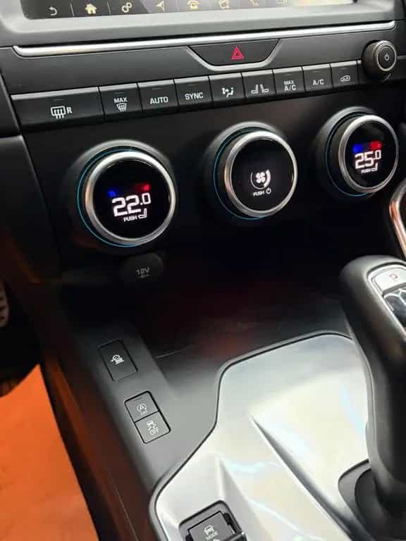 Jaguar E-Pace R-Dynamic HSE AWD ACC Memory HUD Pano LED 06/2018-photo-32