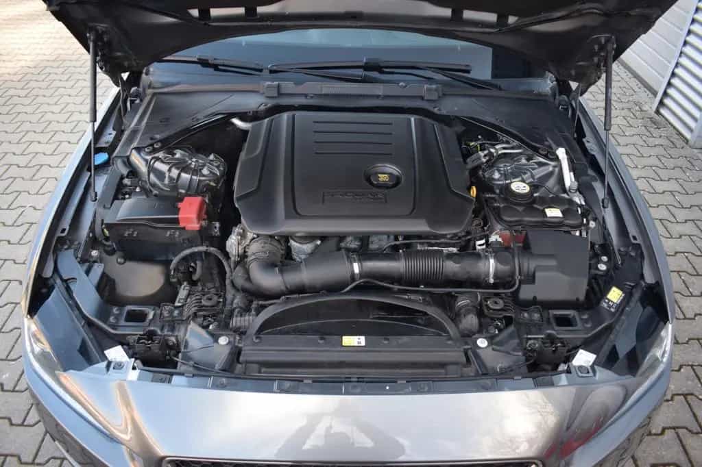 Jaguar XE Prestige AWD 05/2017-photo-16