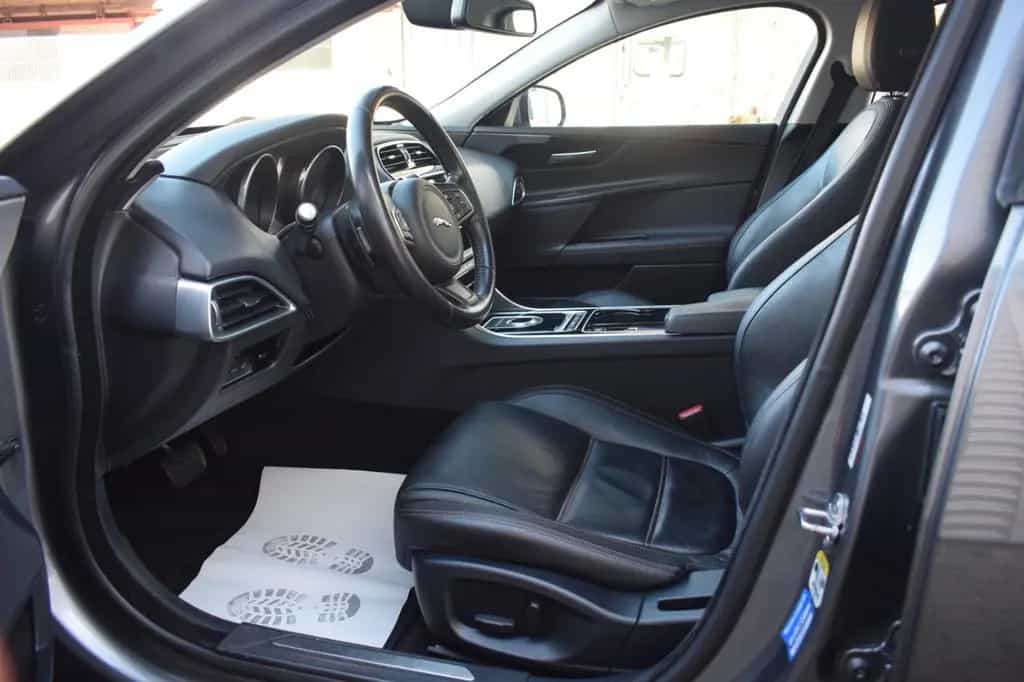 Jaguar XE Prestige AWD 05/2017-photo-17