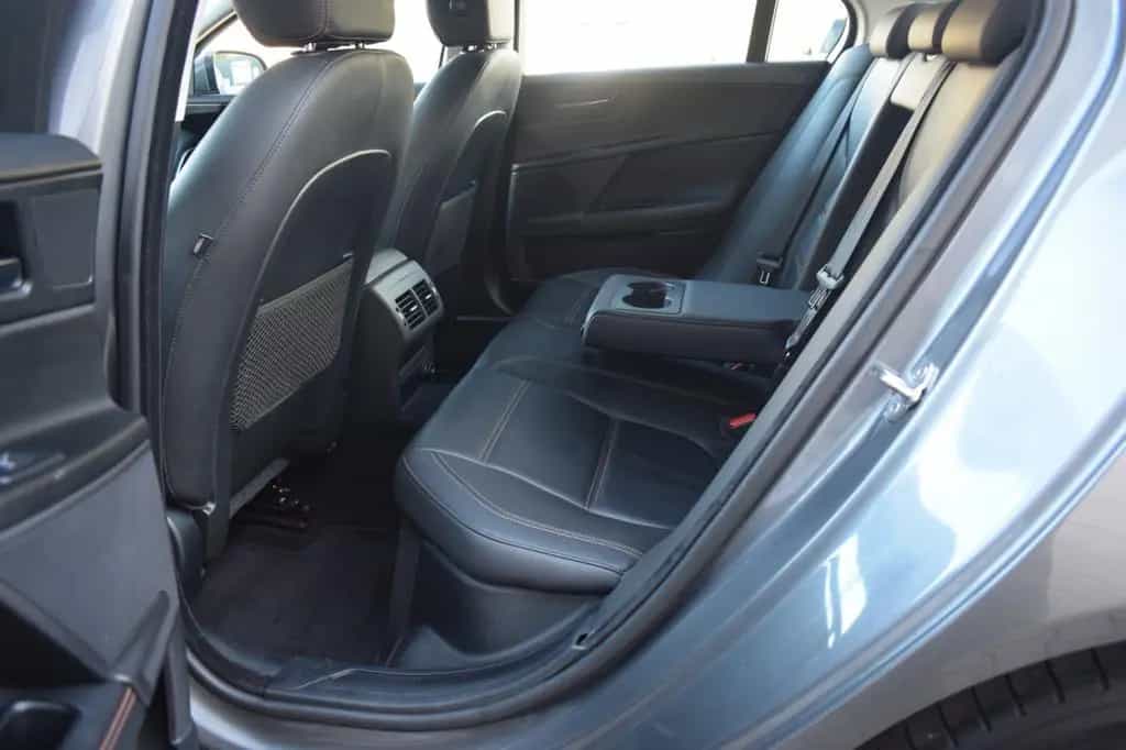 Jaguar XE Prestige AWD 05/2017-photo-19