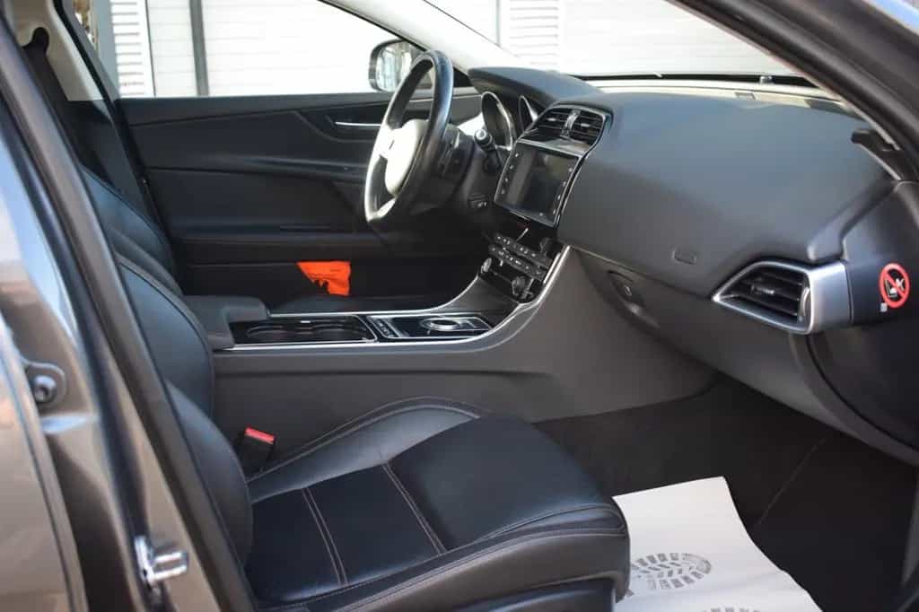 Jaguar XE Prestige AWD 05/2017-photo-21