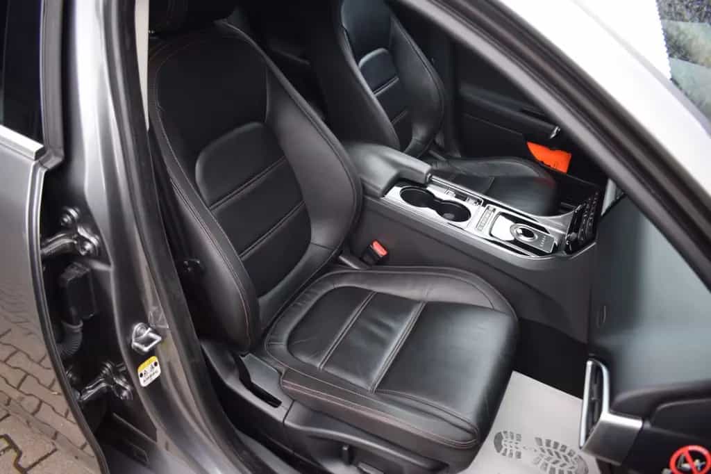 Jaguar XE Prestige AWD 05/2017-photo-22