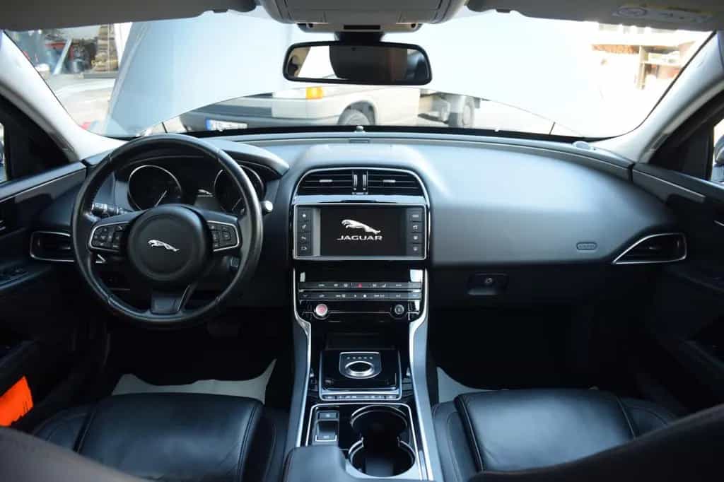 Jaguar XE Prestige AWD 05/2017-photo-23