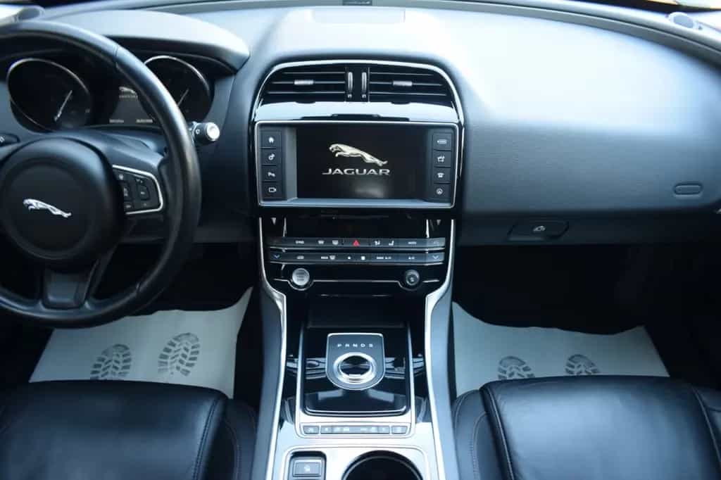 Jaguar XE Prestige AWD 05/2017-photo-24