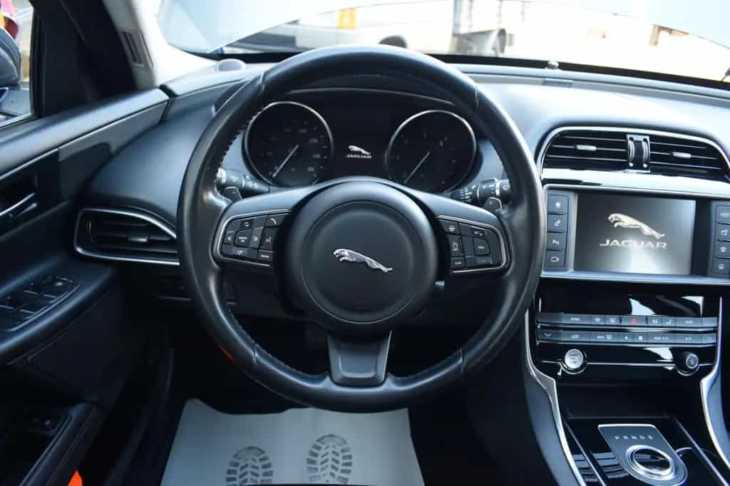 Jaguar XE Prestige AWD 05/2017-photo-25