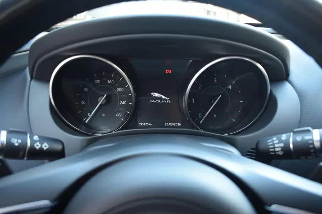 Jaguar XE Prestige AWD 05/2017-photo-26