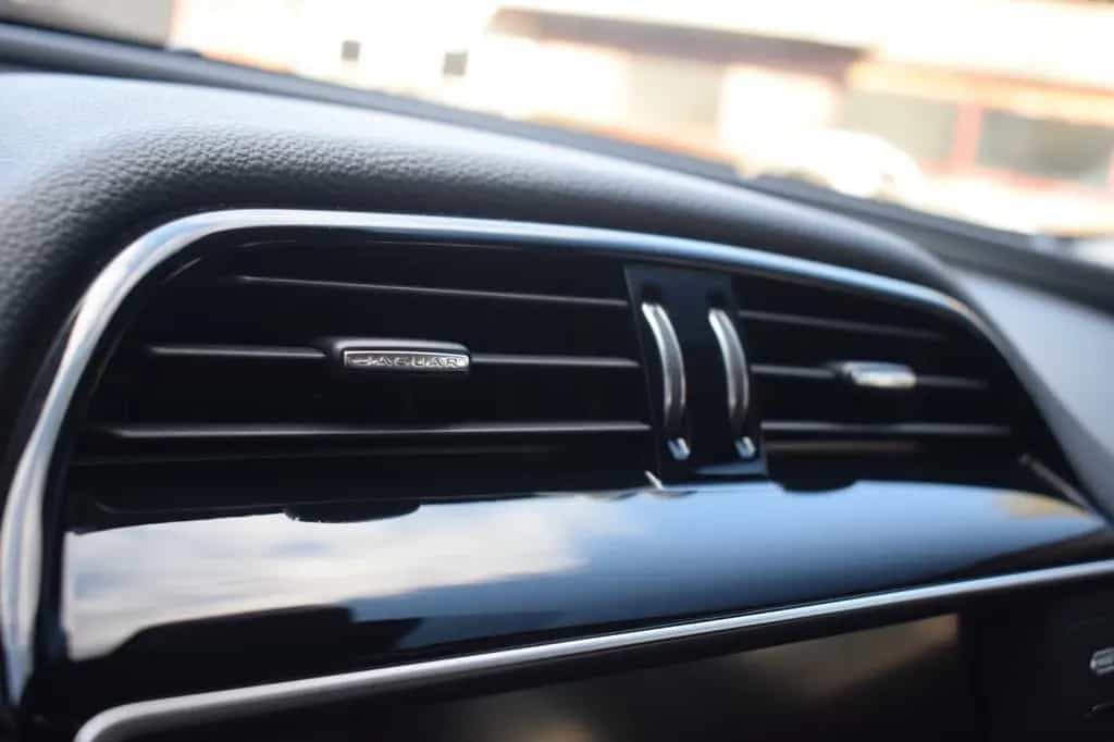 Jaguar XE Prestige AWD 05/2017-photo-29