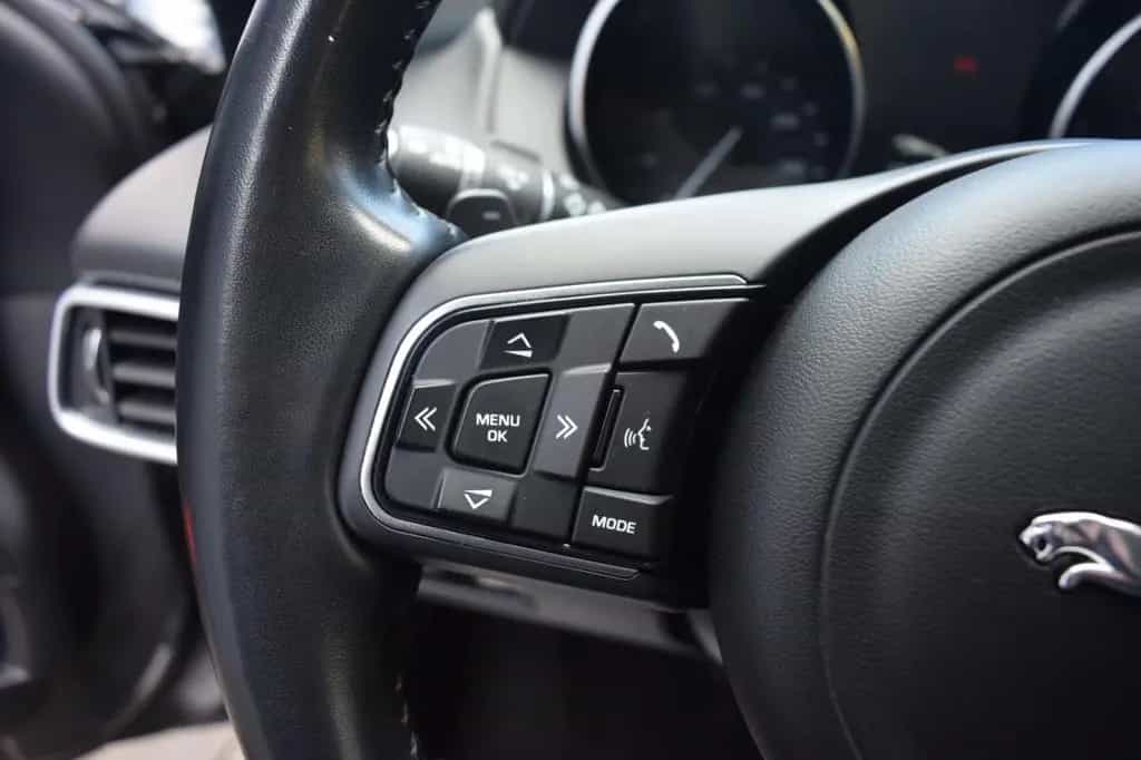 Jaguar XE Prestige AWD 05/2017-photo-30
