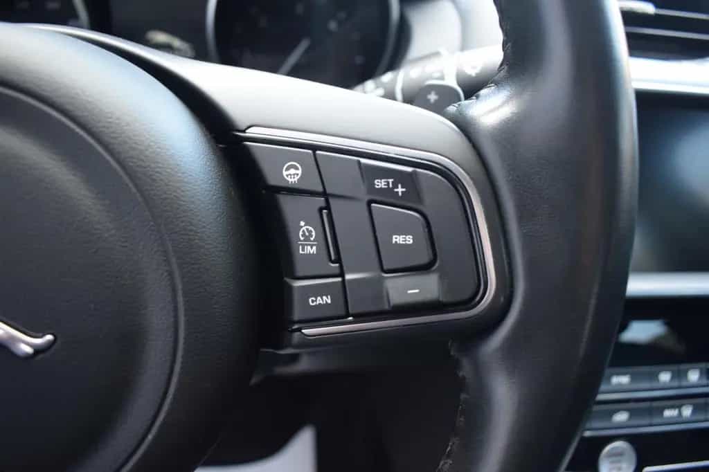 Jaguar XE Prestige AWD 05/2017-photo-31