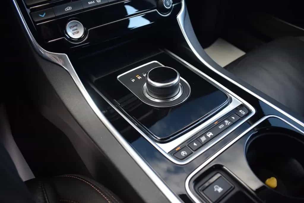 Jaguar XE Prestige AWD 05/2017-photo-32