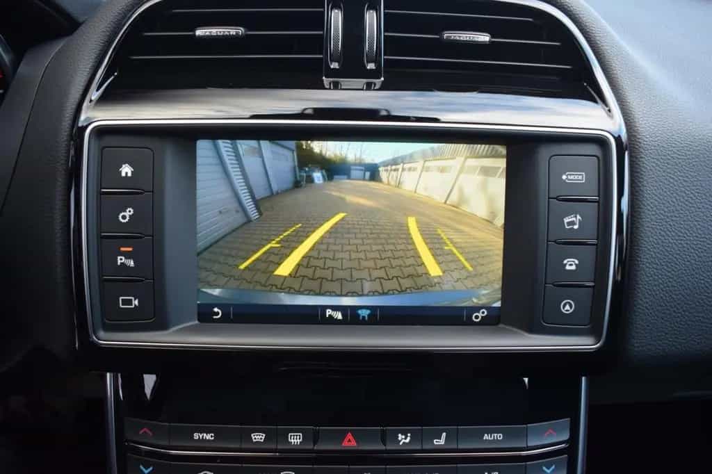Jaguar XE Prestige AWD 05/2017-photo-33