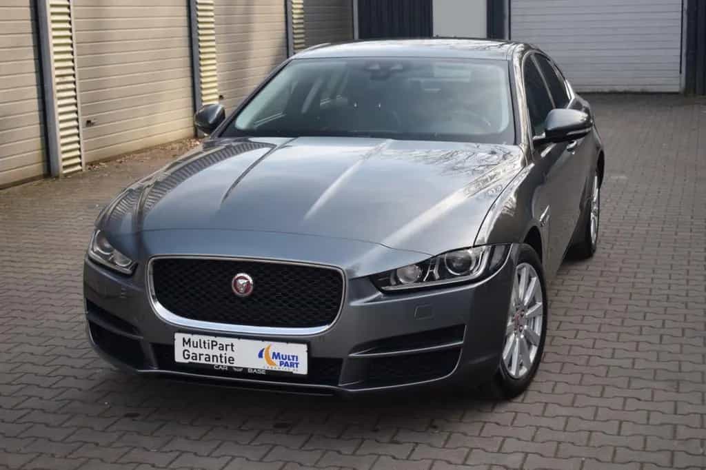 Jaguar XE Prestige AWD 05/2017-photo-34
