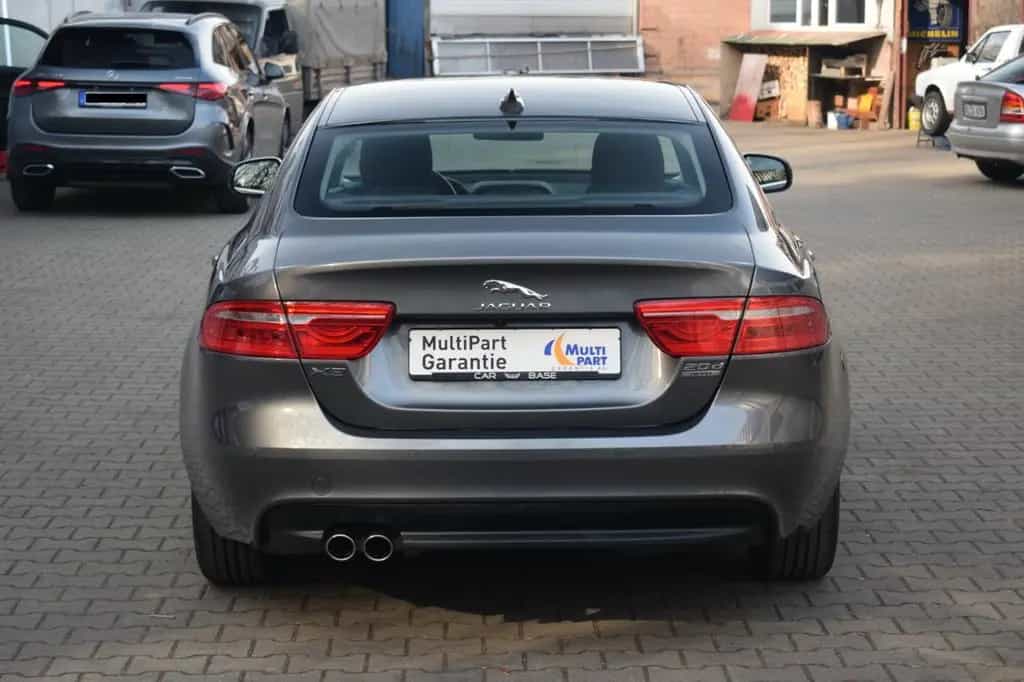 Jaguar XE Prestige AWD 05/2017-photo-8