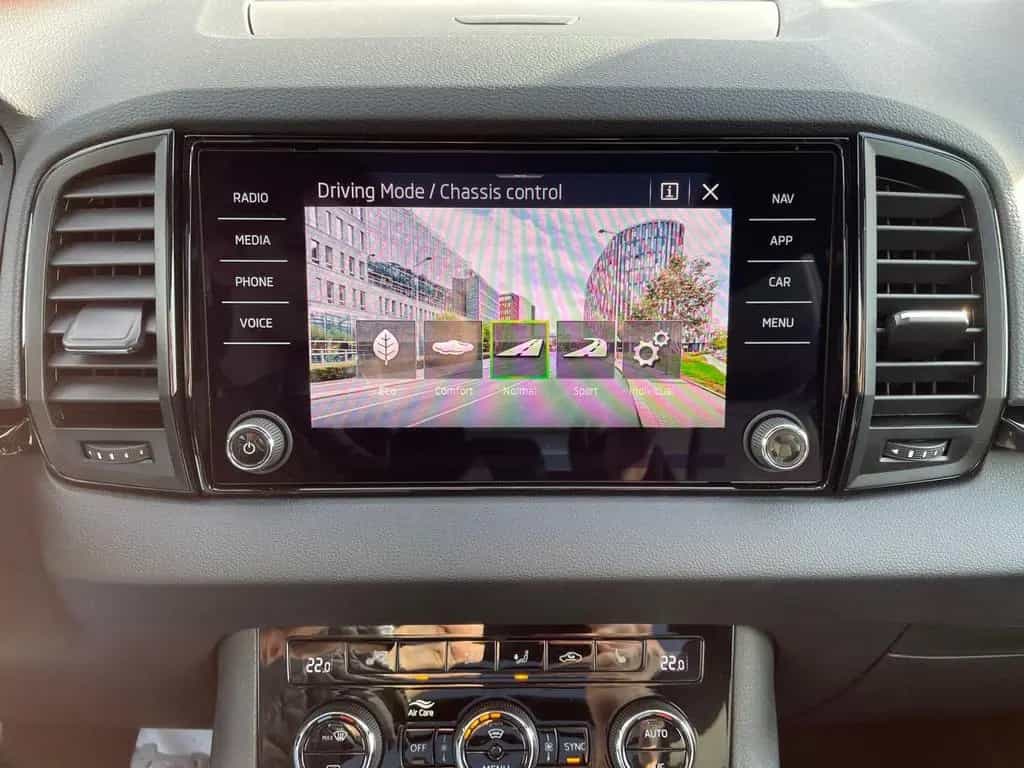 Skoda Karoq Sportline 1.5 TSI DSG Navi LED ACC Panoram 05/2025-photo-16