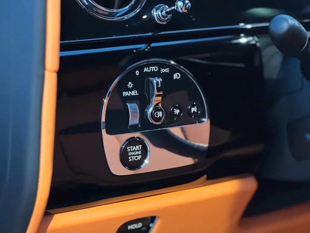 Rolls-Royce Cullinan - null-photo-12