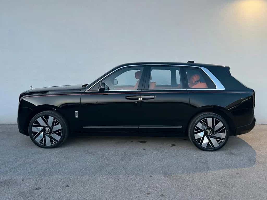 Rolls-Royce Cullinan - null-photo-2