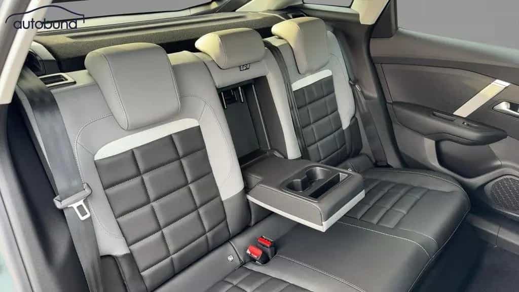 Citroën C4 III 1,2 PT Autom. Max Alu KA LED Link NAV NBA 11/2025-photo-6